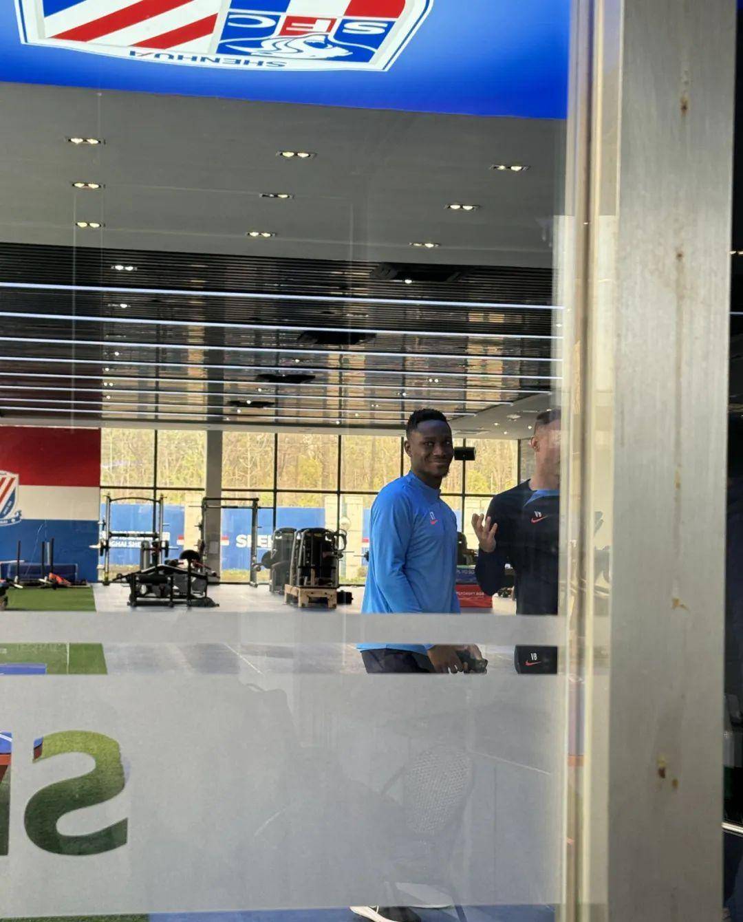 英雄联盟台服官网地址入口-洛杉矶湖人训练开放日;转会期更衣室发声引欢呼;法国杯在即;更衣室氛围转暖的简单介绍